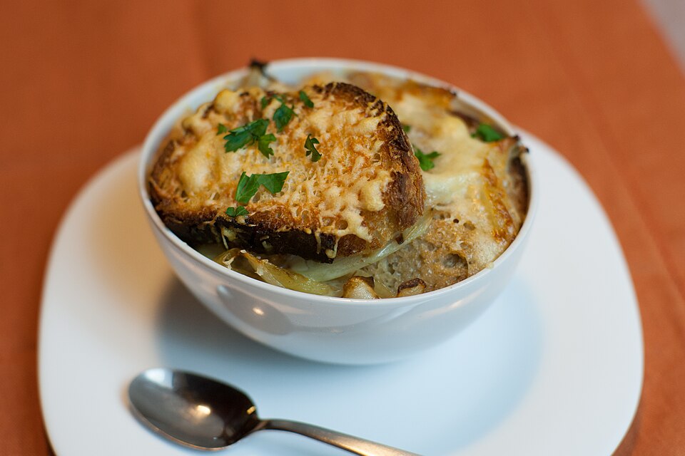 Soupe à l'oignon gratinée classique